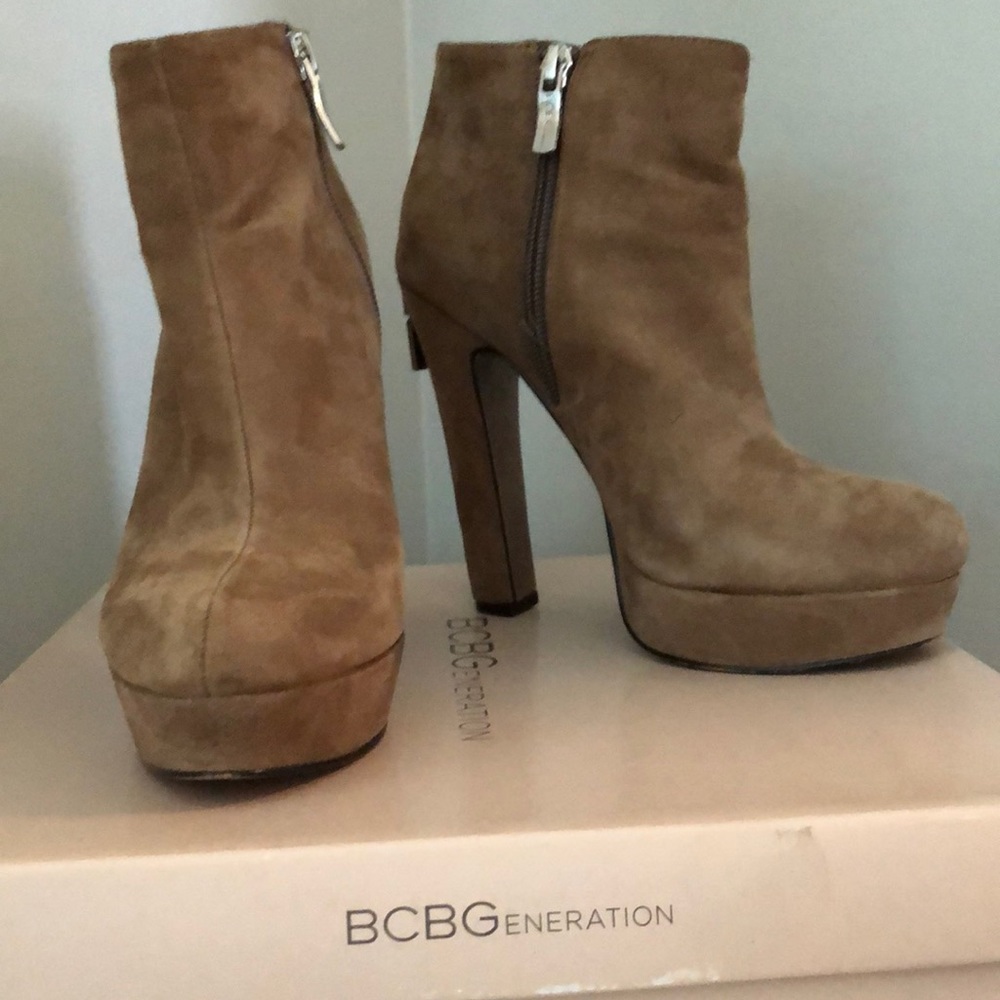BCBGeneration Joesana Dark Spice Kid Suede Ankle Booties Size 6